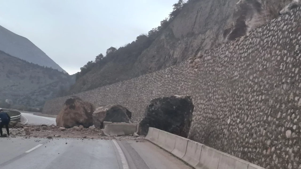 Amasya'da dağdan kopan dev kayalar yolu ulaşıma kapattı
