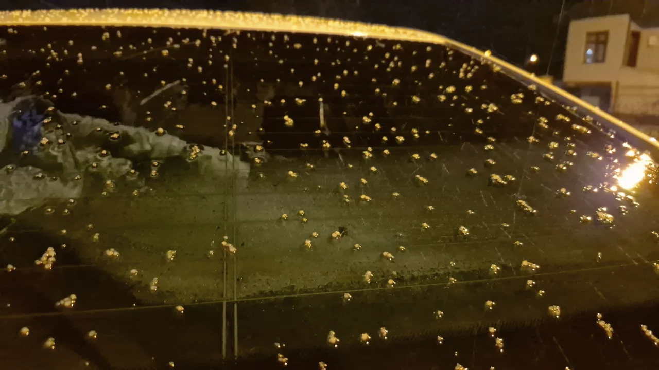 Bartın'da sağanak ve dolu yağışı ırmağı taşırdı