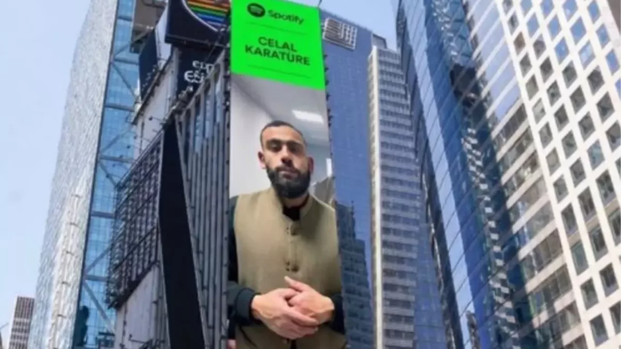 Times Meydanı'nda bir Türk yıldızı: Celal Karatüre dünya listelerini sallıyor 