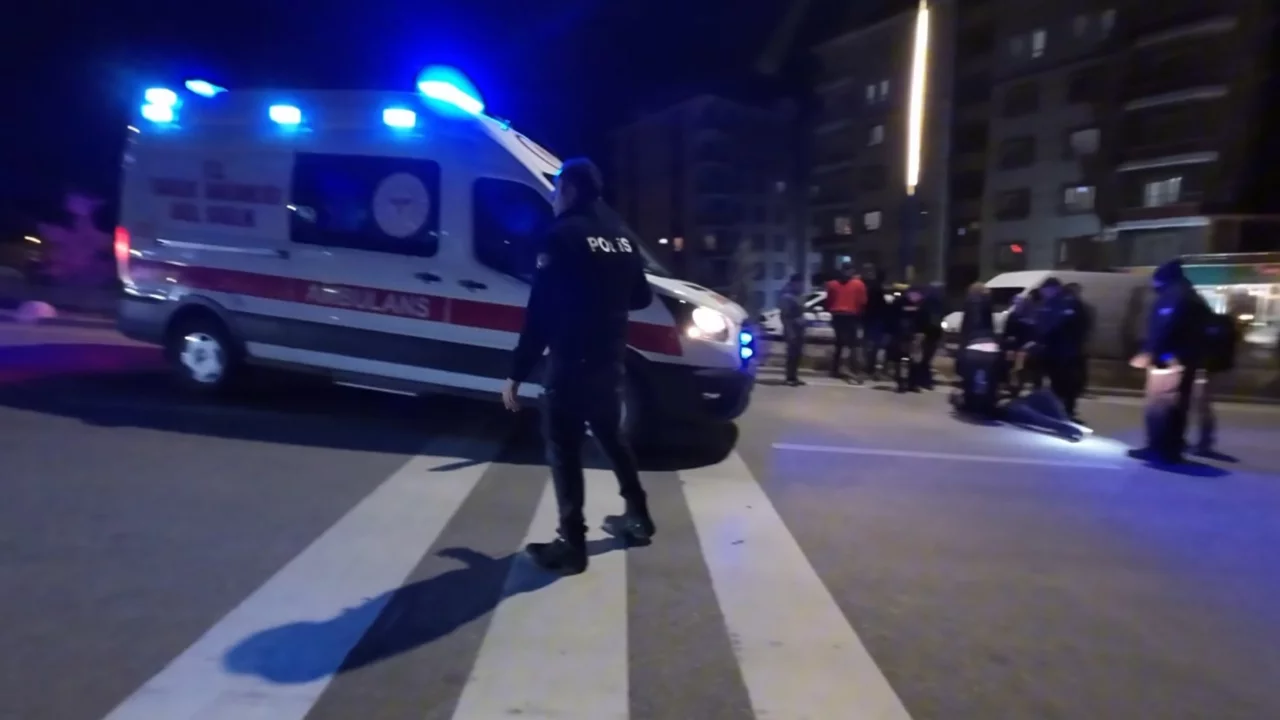 Kavga ettiği kişiye otomobille &ccedil;arptı: 1 yaralı