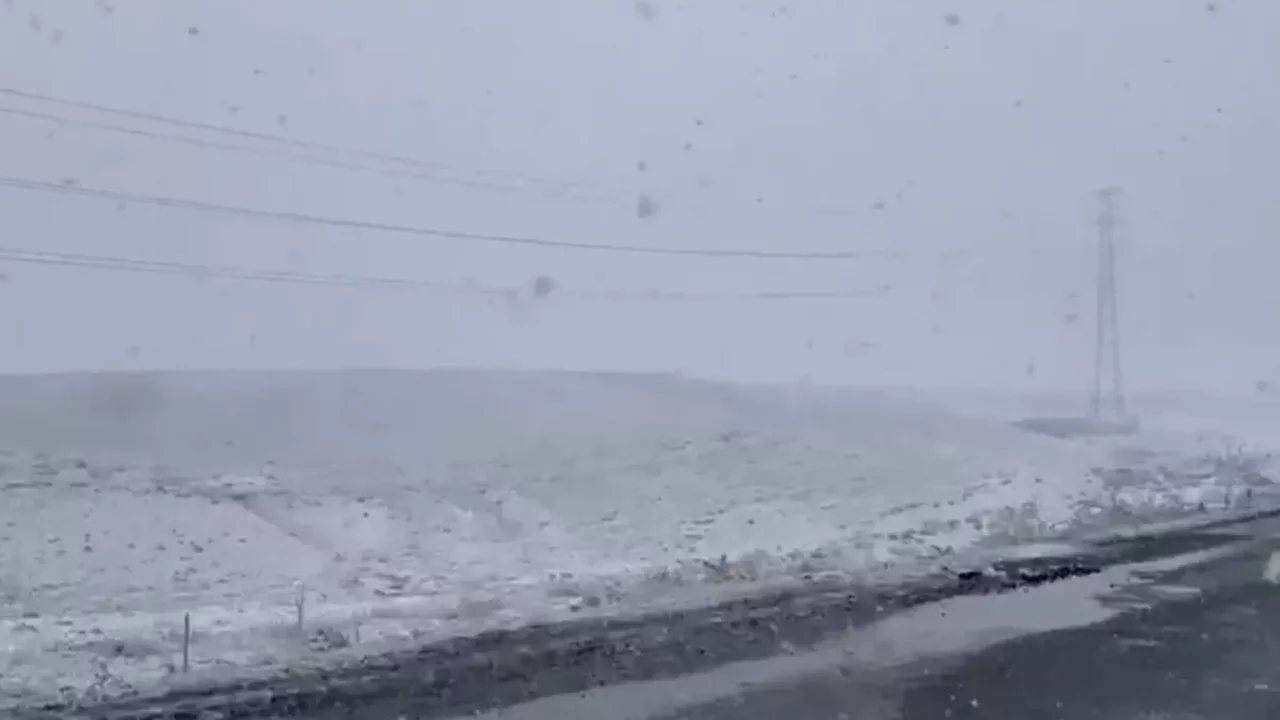 Türkiye'nin en kurak ilçesine lapa lapa kar yağdı! Halk bayram etti
