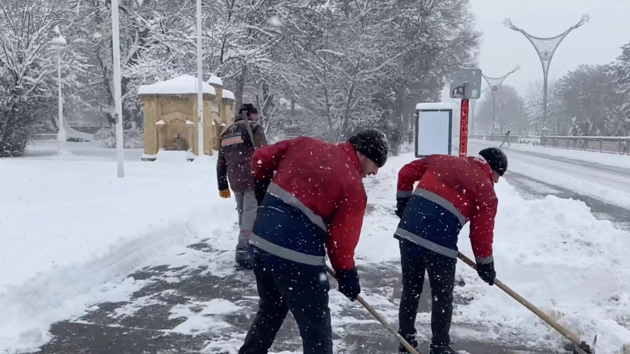 Erzincan'da kardan 524 köy yolu kapandı