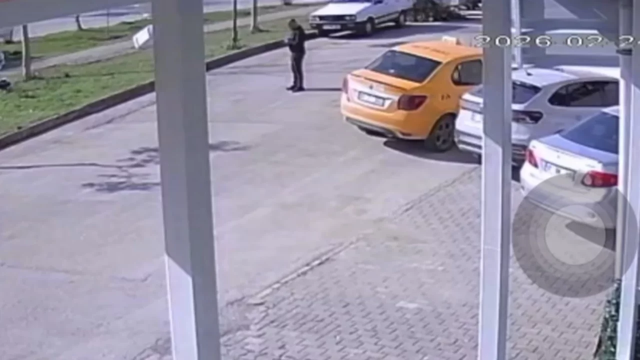 Yolun ortasında cep telefonu ile ilgilenen yayaya kamyonet çarptı