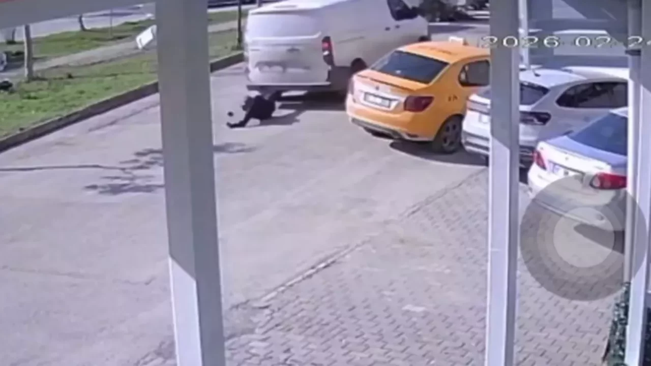 Yolun ortasında cep telefonu ile ilgilenen yayaya kamyonet çarptı