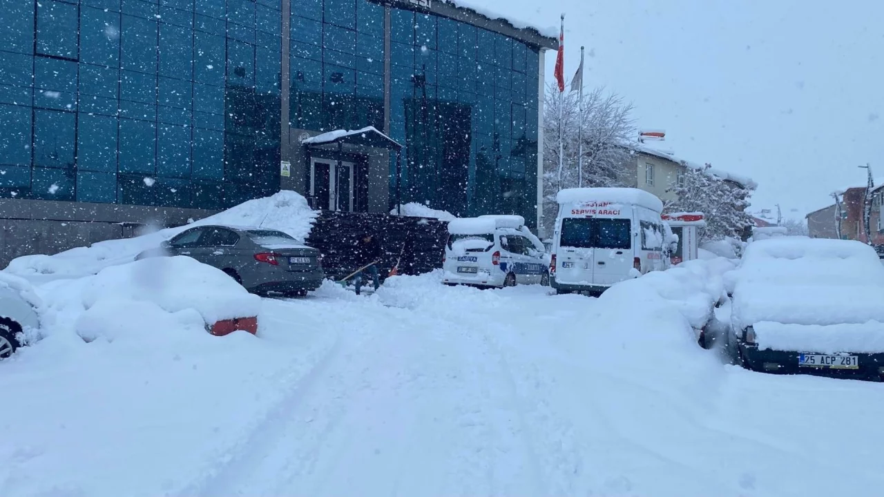 Karlıova'da kar kalınlığı 30 santime ulaştı