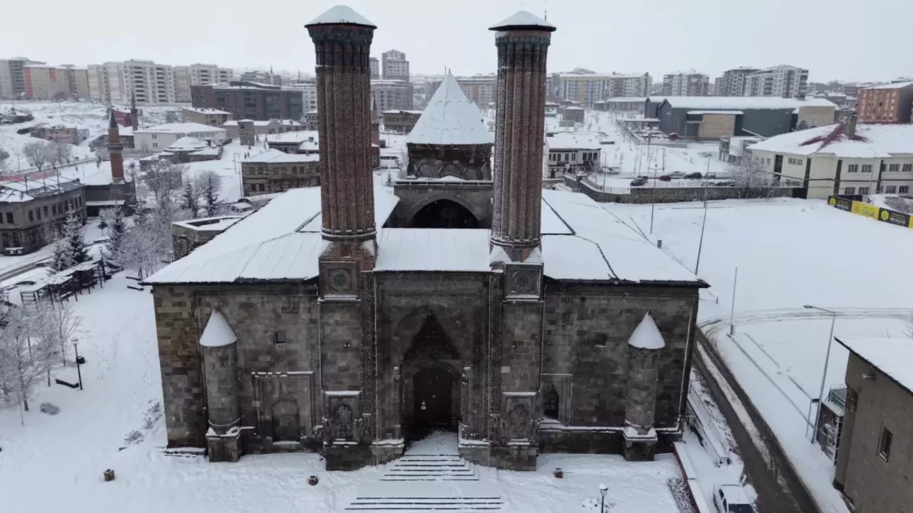 Erzurum kara teslim; yollar kapandı
