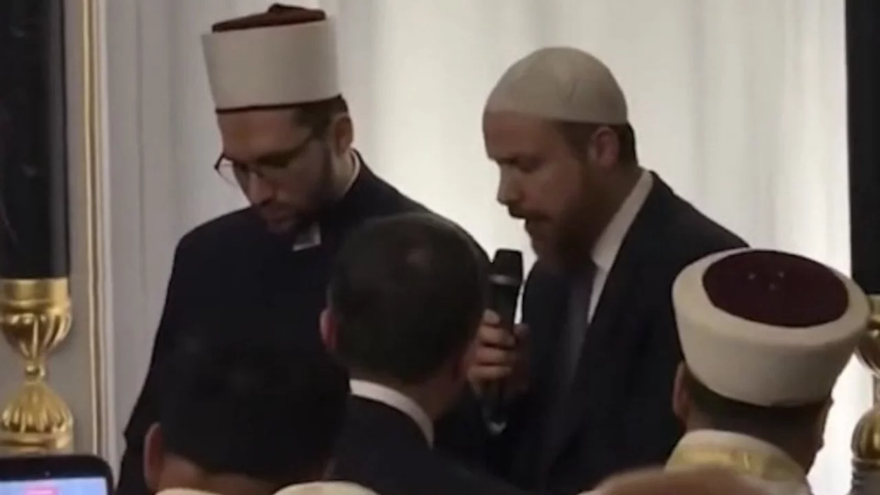 Bilal Erdoğan, &Uuml;sk&uuml;p Camii'nde teravih namazı kıldırdı