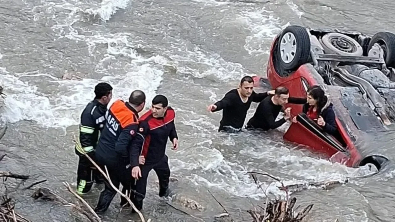 Yeşilırmak'ta can pazarı: Otomobil k&ouml;pr&uuml;den u&ccedil;tu, ters d&ouml;nen ara&ccedil; metrelerce s&uuml;r&uuml;klendi