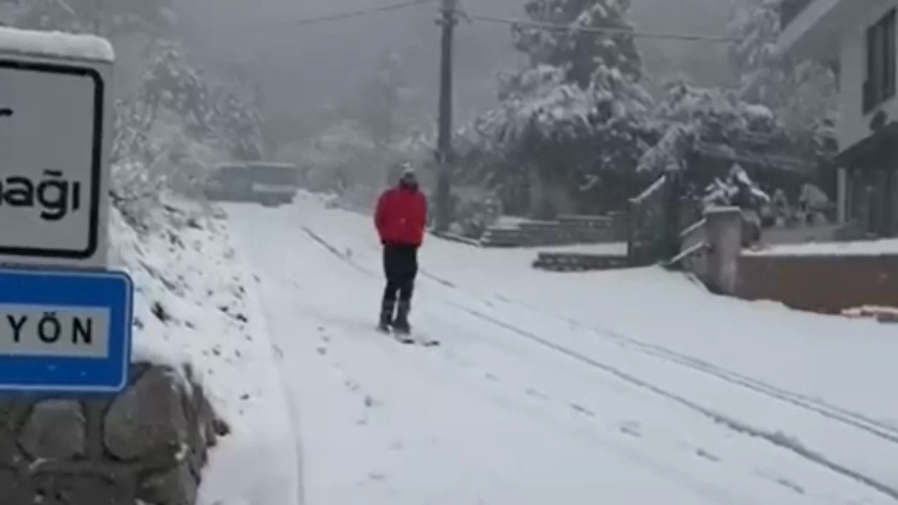 Bursa'da kar yağışını fırsat bildi, mahalleyi piste çevirdi!