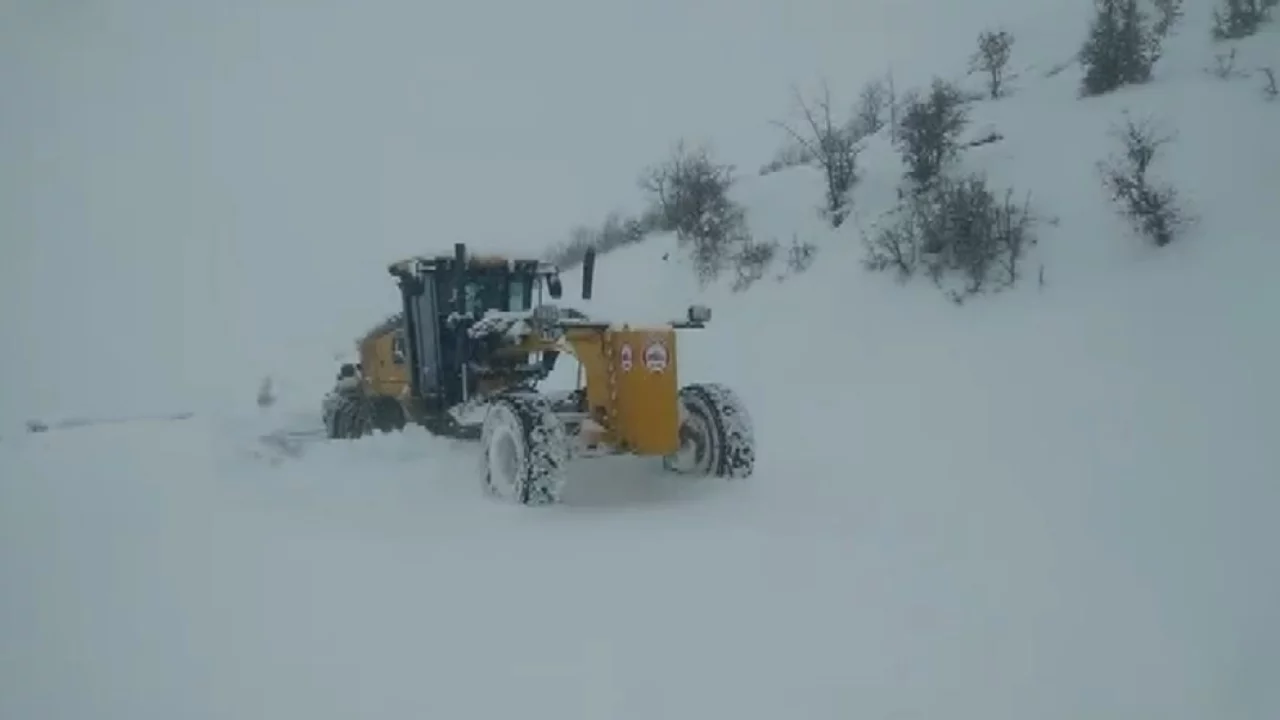 Elazığ'da kar yağdı; 115 k&ouml;y yolu ulaşıma kapandı