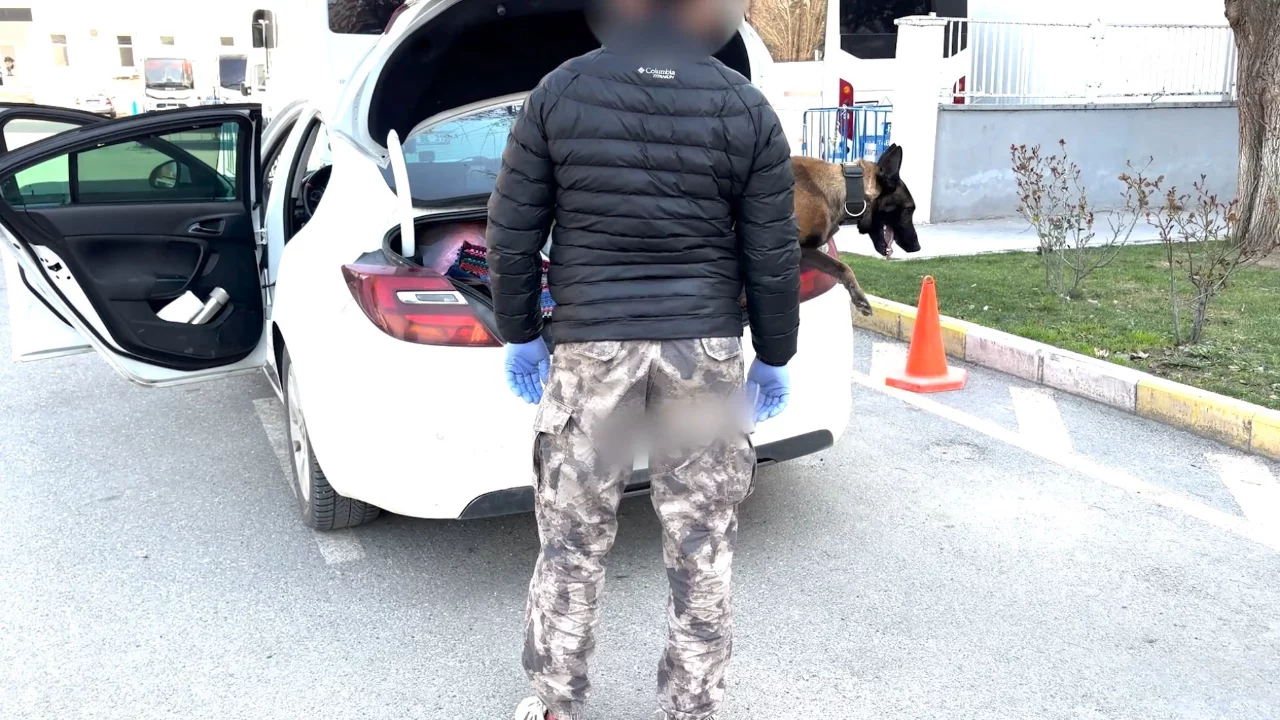 Aracında 50 kilo uyuşturucuyla yakalanan ş&uuml;pheli tutuklandı