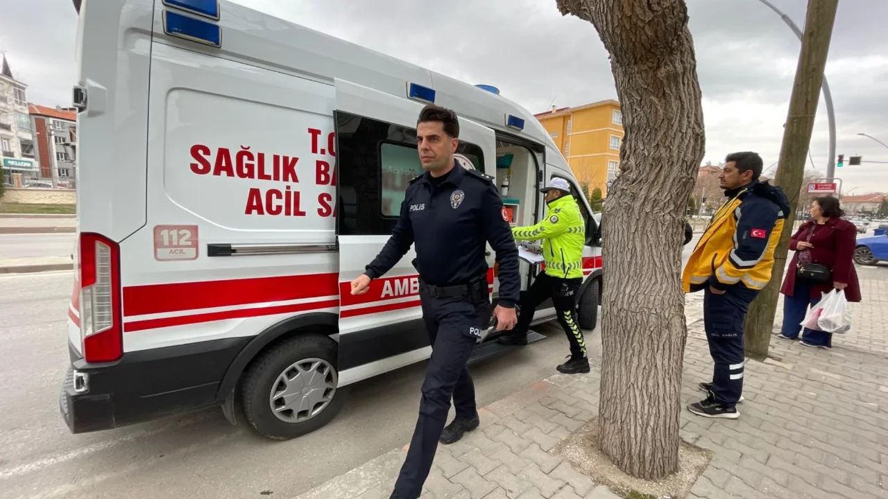 Ciple &ccedil;arpışan motosikletli &ccedil;ocuk s&uuml;r&uuml;c&uuml; yaralandı