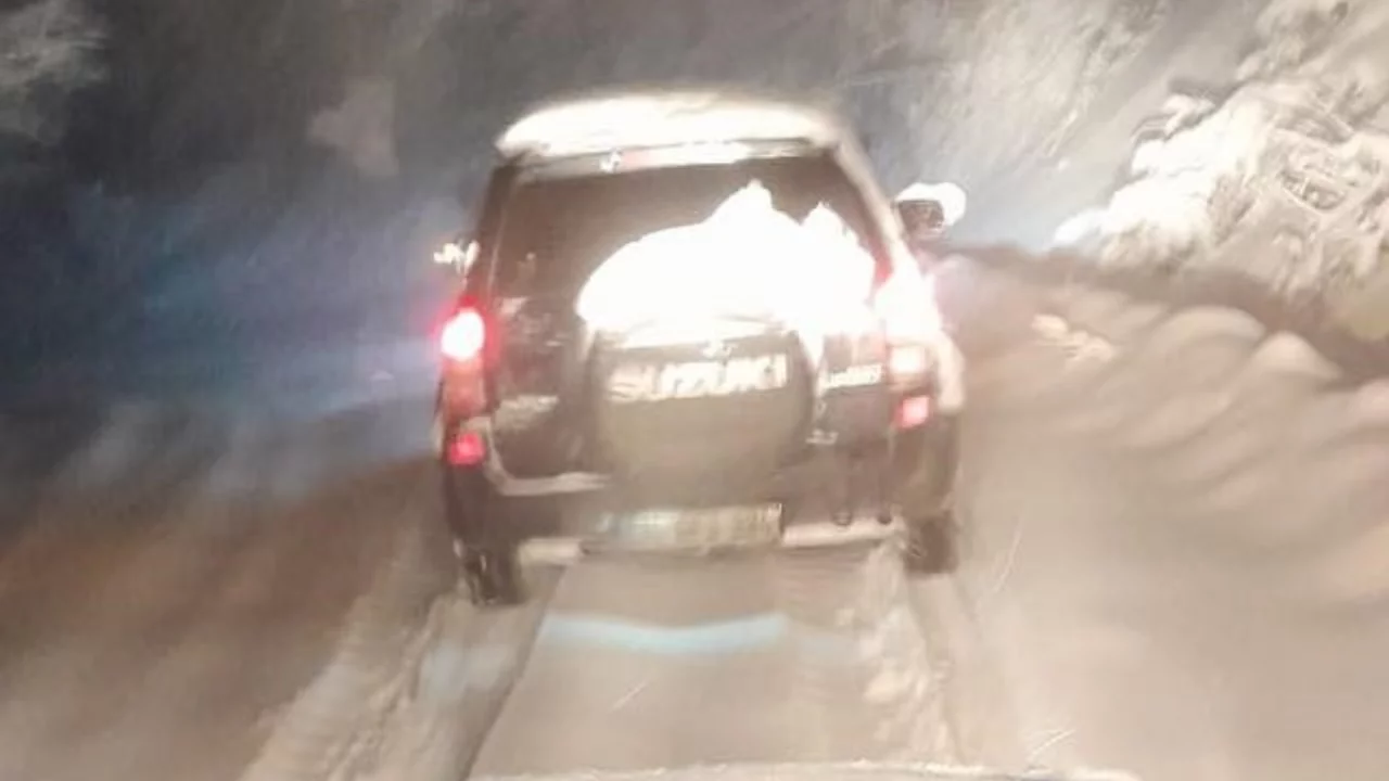 Karlı yolda mahsur kalan iki kişi kurtarıldı
