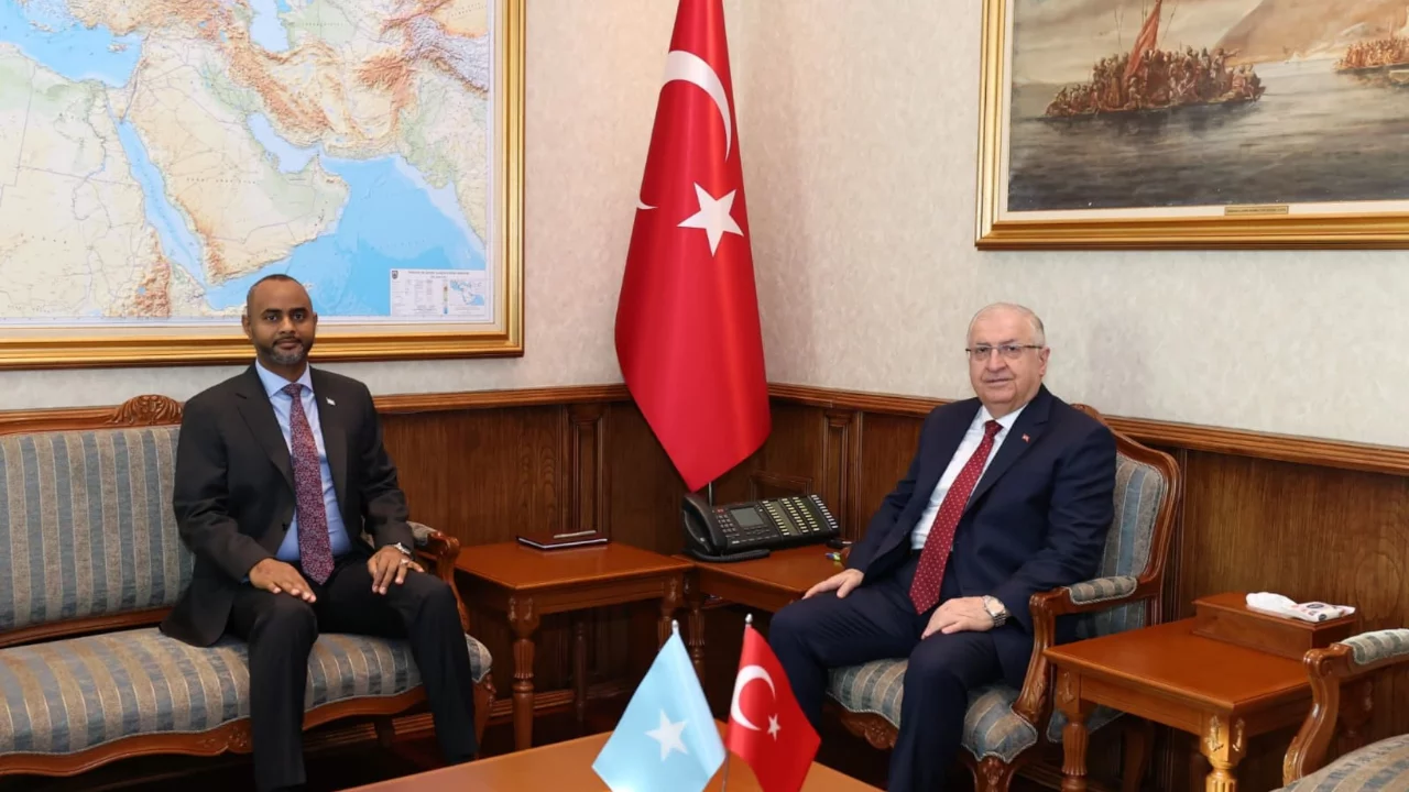 Bakan G&uuml;ler, Somali Limanlar ve Deniz Ulaştırma Bakanı Nur'la g&ouml;r&uuml;şt&uuml;