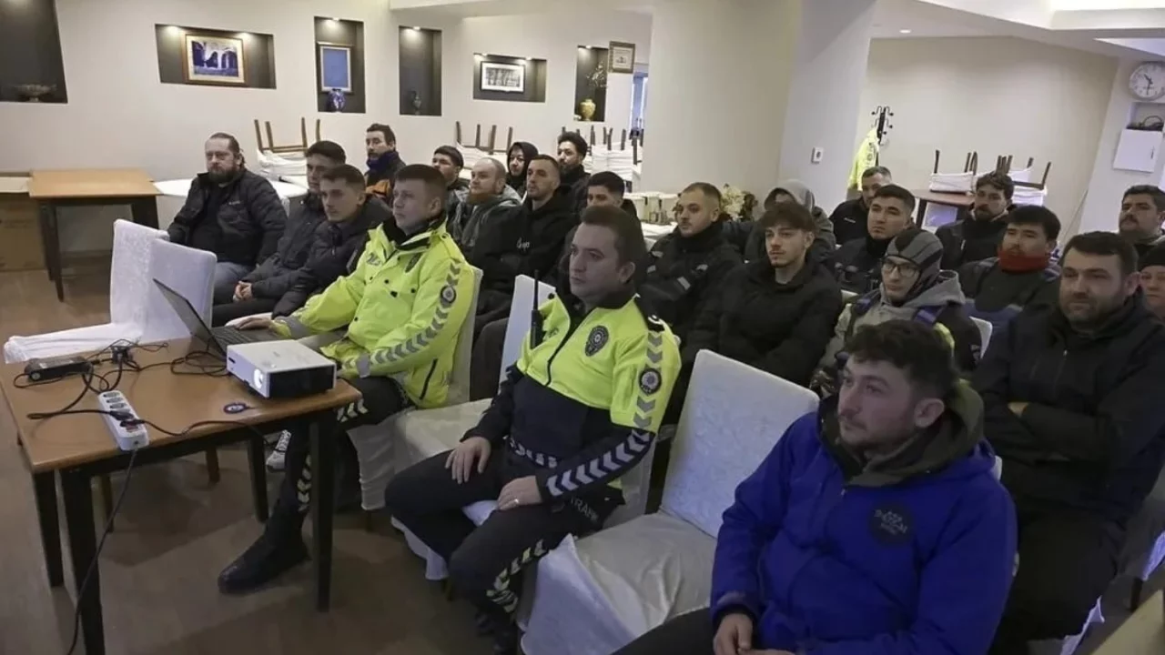 Kırklareli'nde motokuryelere g&uuml;venli s&uuml;r&uuml;ş eğitimi