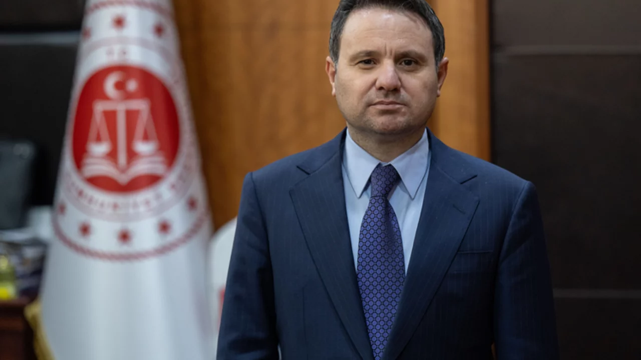Akın G&uuml;rlek: Su&ccedil;a s&uuml;r&uuml;klenen &ccedil;ocuk kavramı değişmeli