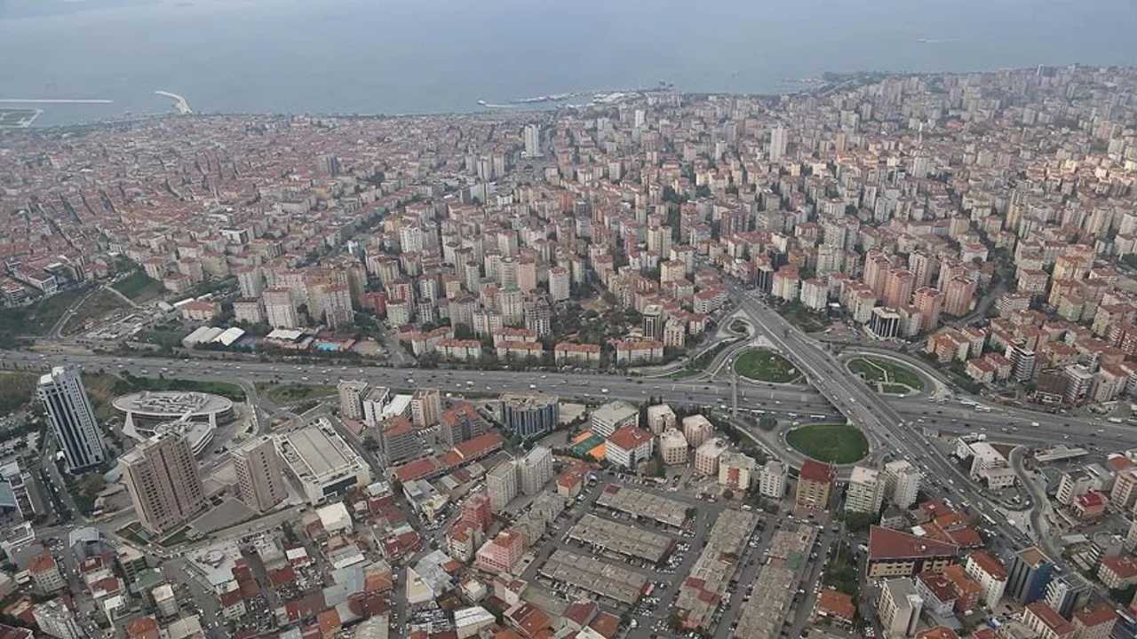 İstanbul'un en kalabalık mahallesi: 3 ilin n&uuml;fusunu geride bırakıyor