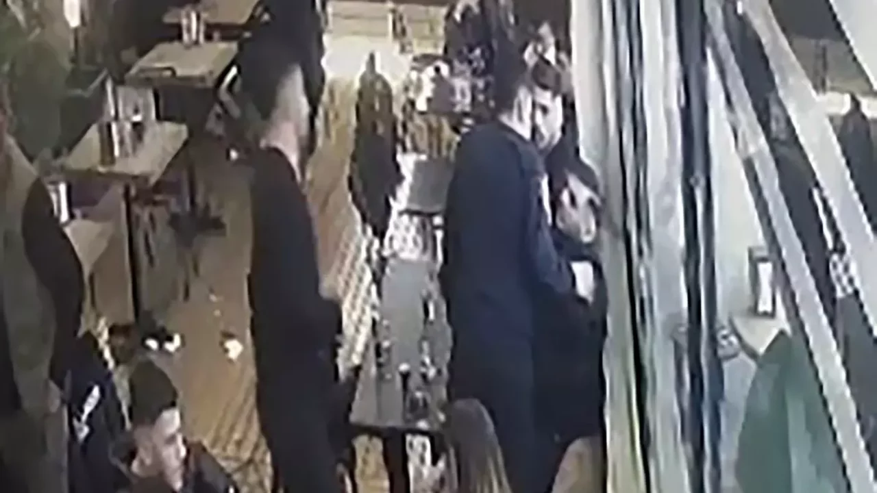 Lise &ouml;ğrencisi kafedeki kavgada bı&ccedil;aklandı, babası firari ş&uuml;phelilerin yakalanmasını istedi