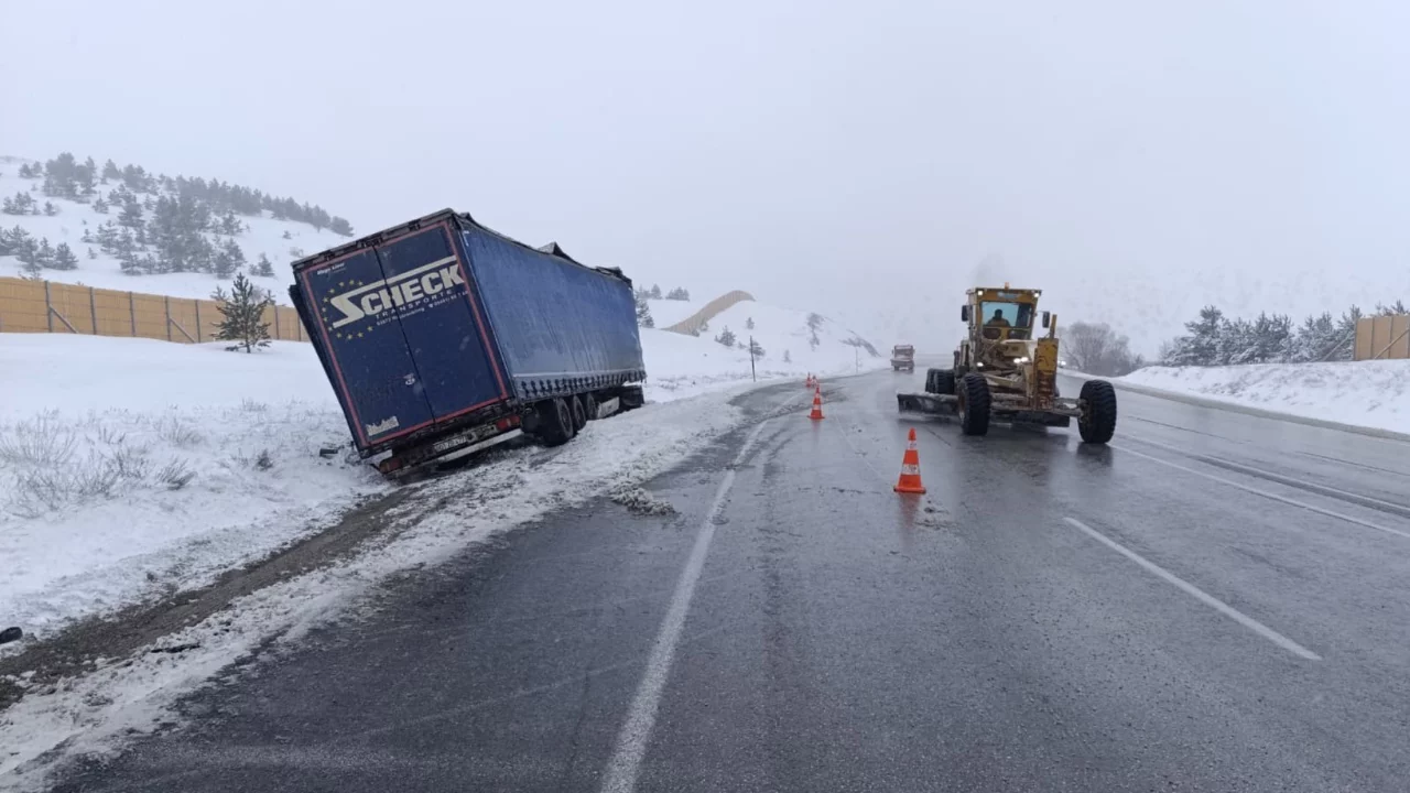 Sivas'ta feci kaza: 1 &ouml;l&uuml;, 2 yaralı