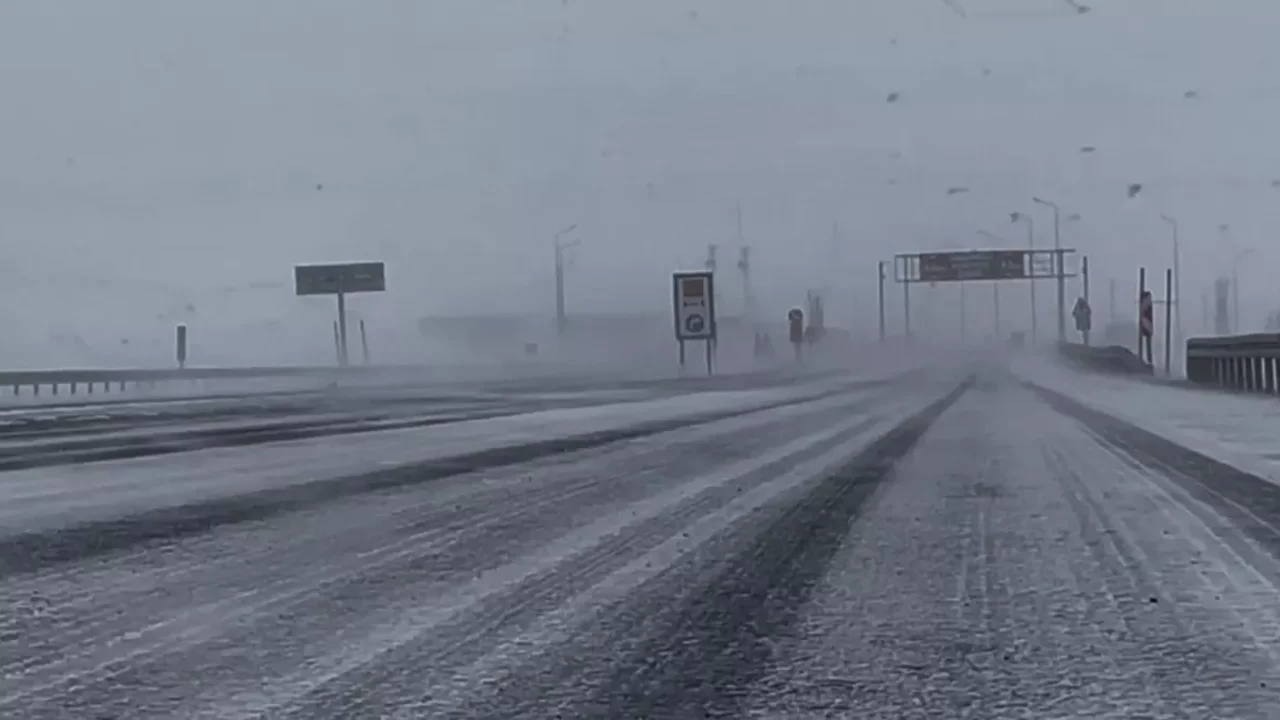 Ardahan'da Ilgar Ge&ccedil;idi, kar ve tipiden kapandı