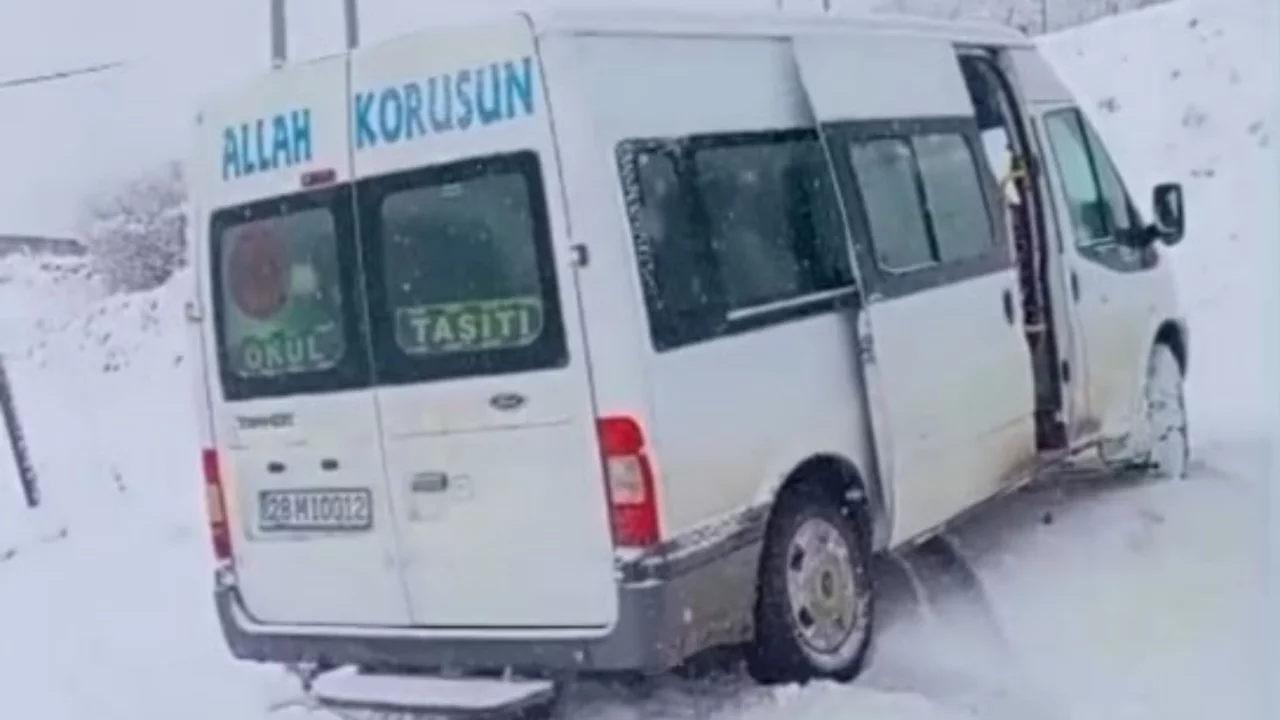 Kar yağışı nedeniyle yolda kalan &ouml;ğrenci servisinin imdadına İl &Ouml;zel İdaresi ekipleri yetişti