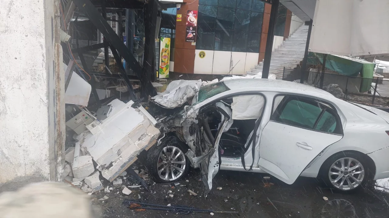 Bing&ouml;l'de otomobil iş yerine girdi: 5 yaralı