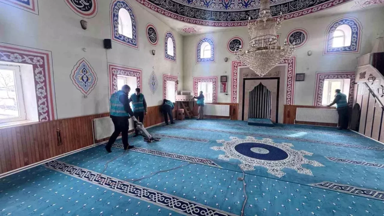 Hınıs'ta yükümlüler camilerde temizlik yaptı
