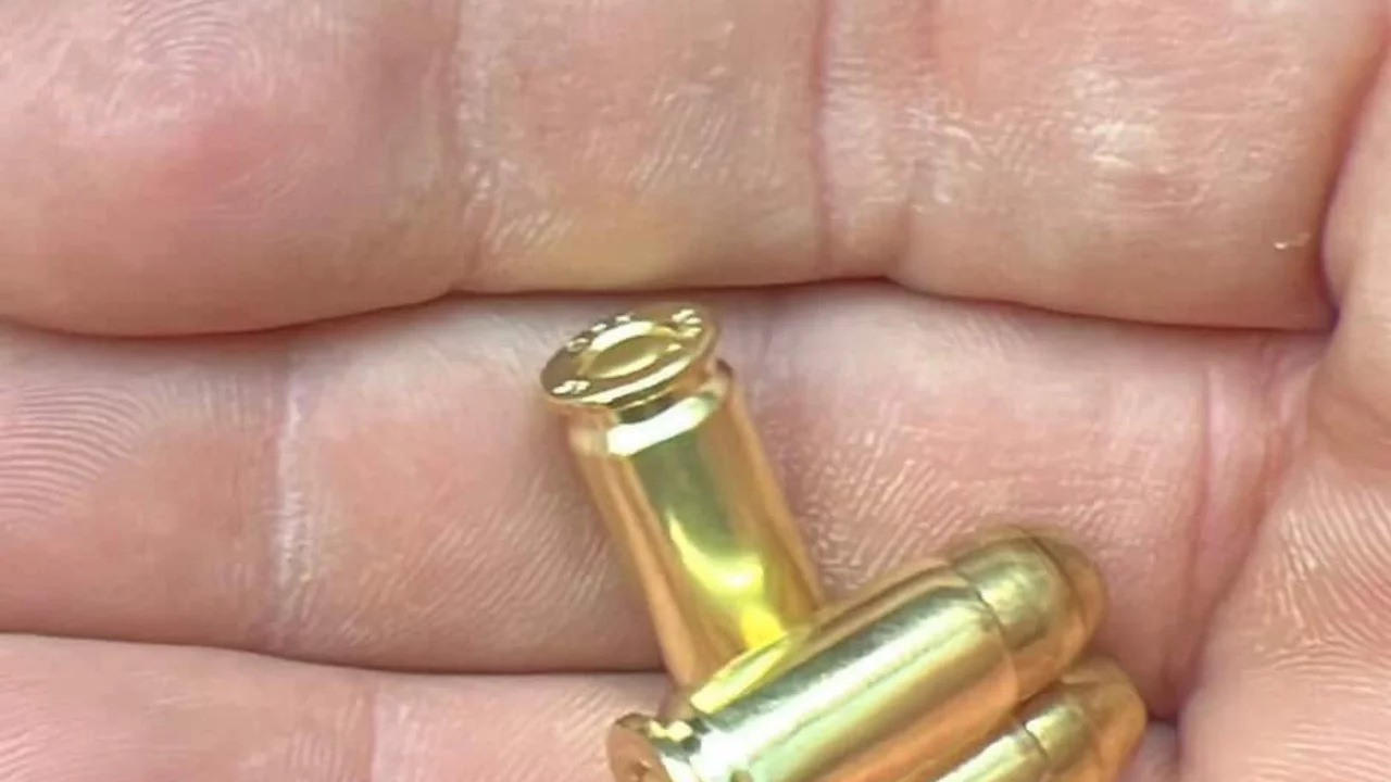 Ataşehir'de otomobilin üstüne 3 mermi bırakan şüpheli kamerada