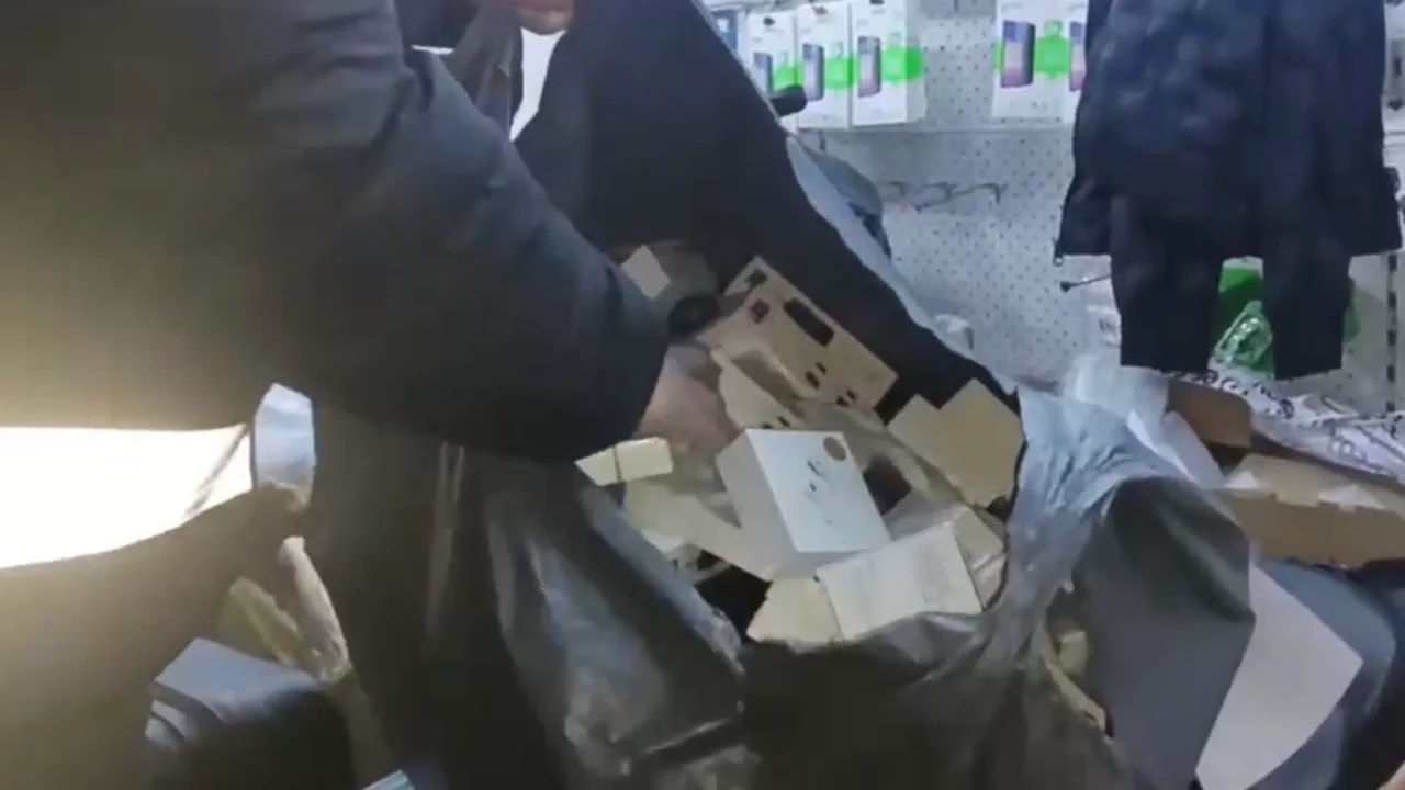 Samsun'da 1 milyon TL'lik kaçak elektronik eşya ve aksesuarı ele geçirildi