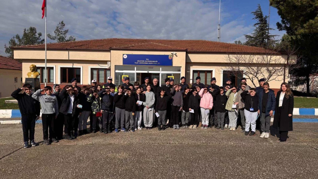 Nilüferli öğrenciler Jandarma Komutanlığını ziyaret edip mektuplarını teslim etti