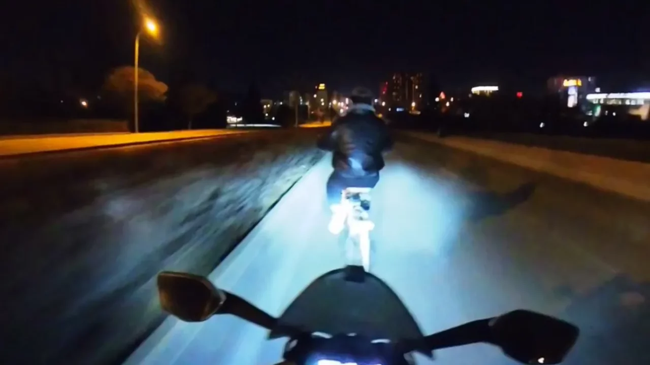 Aniden önüne çıkan bisikletliyi ezecekti! Önce tokat attı sonra yardım etti 