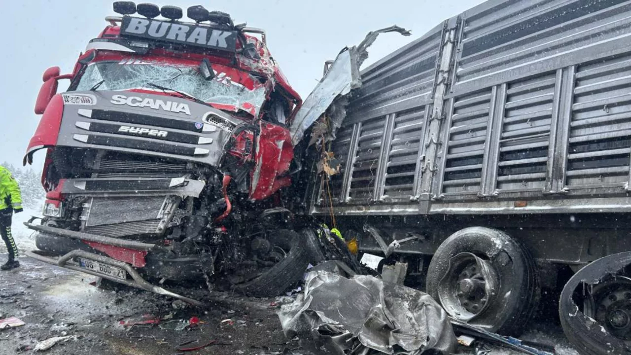 Sivas'ta iki TIR kafa kafaya girdi! Ölü ve yaralılar var 