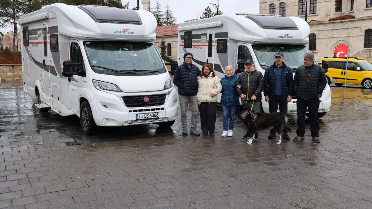 50 yıllık memleket hasretlerini karavanla gideriyorlar