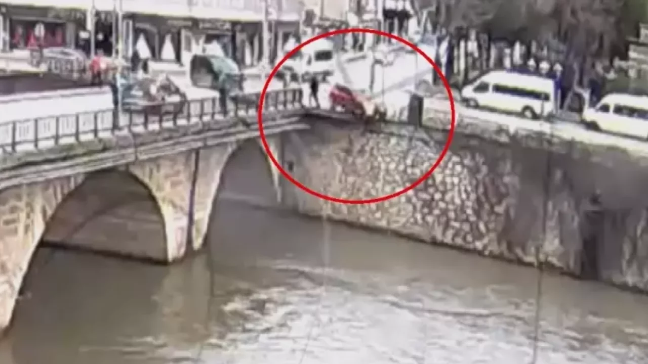 Hafif ticari araçla çarpışan otomobil, nehre uçtu; anne ile kızı yaralı