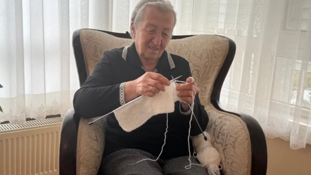 Ankara'da Mehmetçikler için boyunluk örüyor