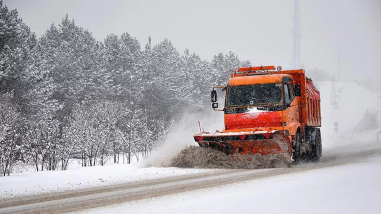 Kar ve tipi etkili oluyor! S&uuml;r&uuml;c&uuml;ler dikkat yol ulaşıma kapandı