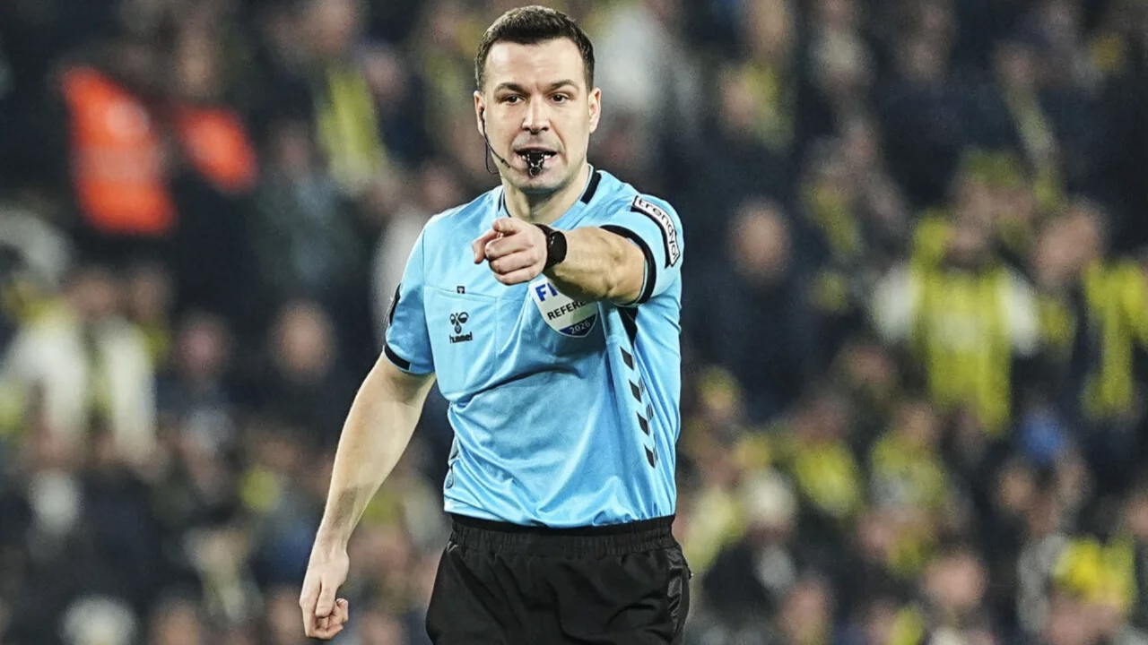 Bursa'da futbol heyecanı: FIFA hakemi öğrencilerle bir araya geldi