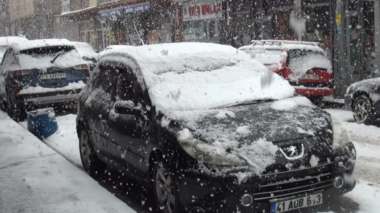 Ahlat'ta kar yağışı