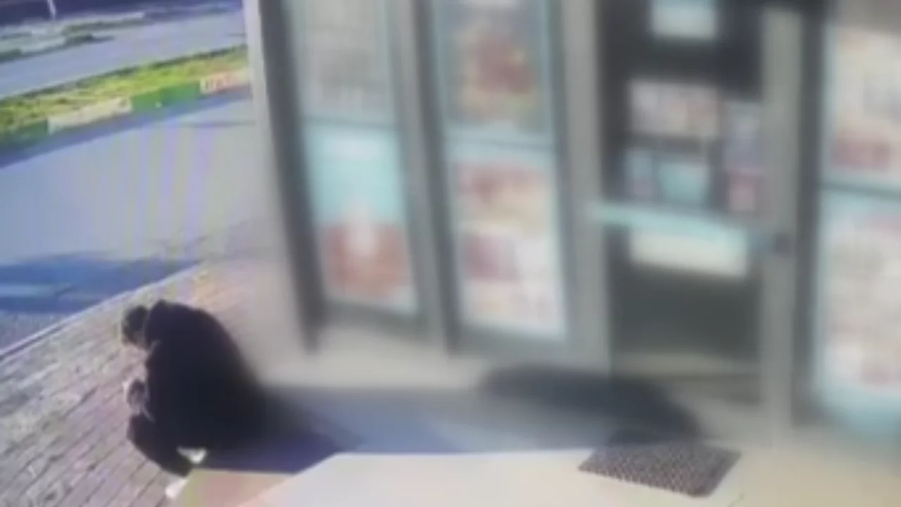 Oturduğu yerde aracın altında kalmaktan saniyelerle böyle kurtuldu