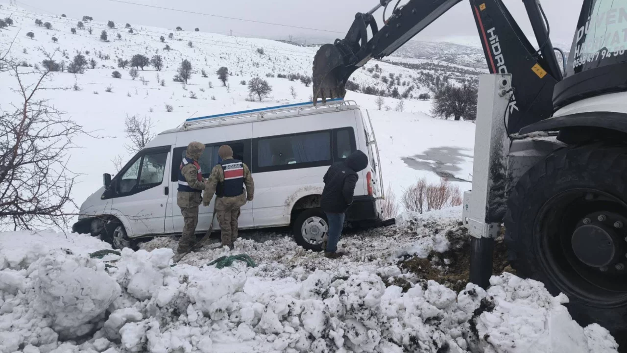 Şarampole s&uuml;r&uuml;klenen minib&uuml;s, ekipler tarafından kurtarıldı