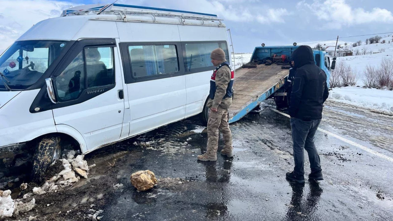 Şarampole s&uuml;r&uuml;klenen minib&uuml;s, ekipler tarafından kurtarıldı