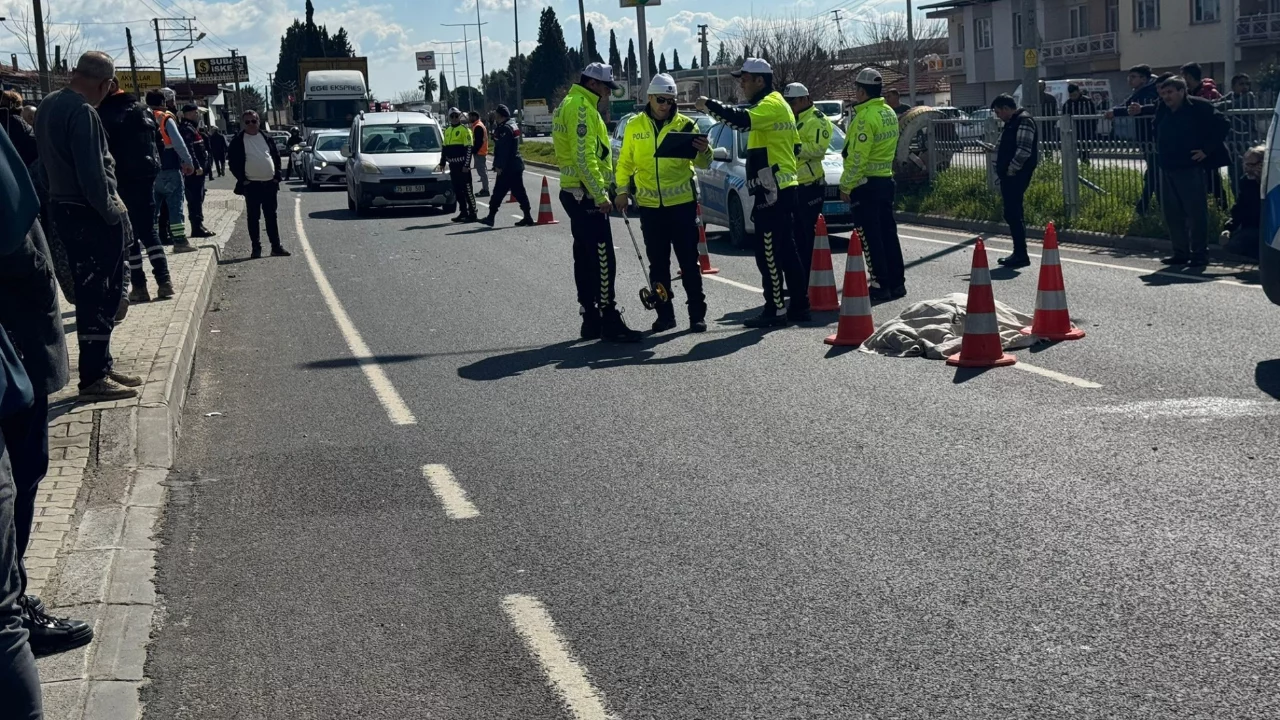 İzmir'de &ouml;l&uuml;ml&uuml; kaza sonrası vatandaşlar kara yolunu trafiğe kapattı