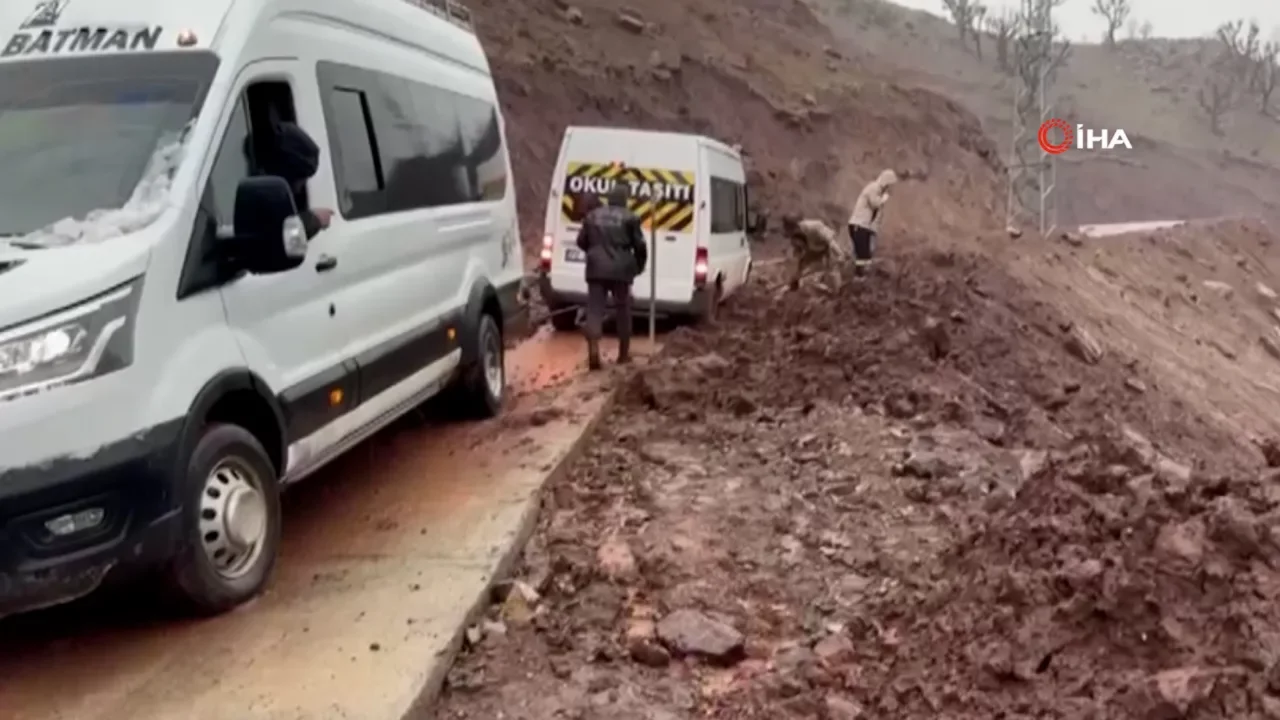 Heyelanda &ccedil;amura saplanan &ouml;ğrenci servisi k&ouml;yl&uuml;ler tarafından kurtarıldı!