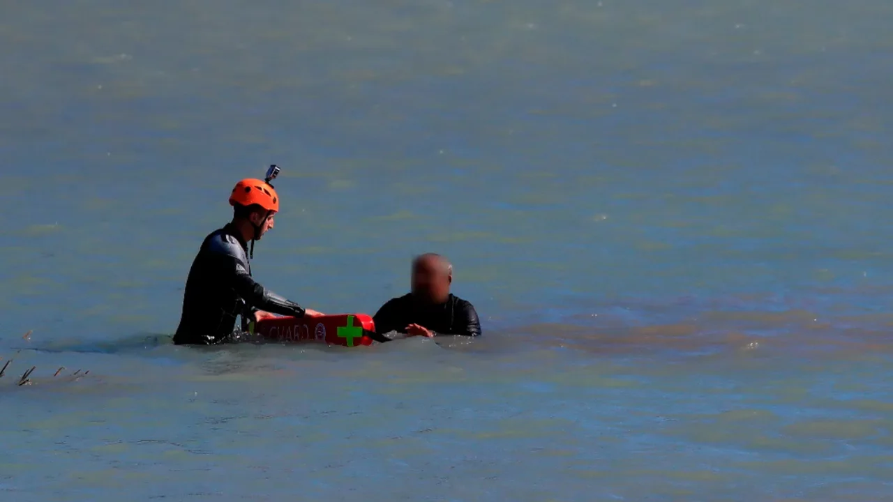 Antalya'da arkadaşlarına kızıp çaya atladı! Belediye işçisi can simidiyle kurtarıldı 