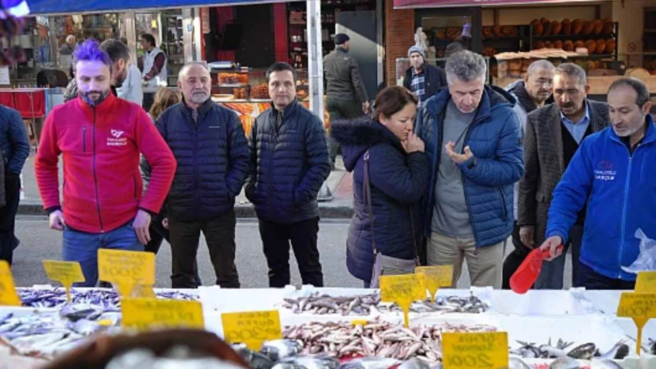 Kilosu 100 liraya düşünce Ramazan dinlemediler: Duyan tezgaha koştu 