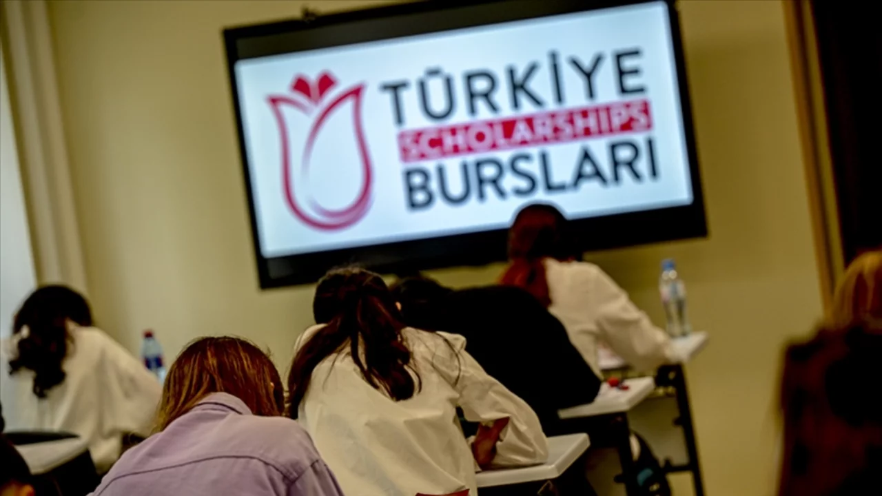 "Türkiye Bursları"na bu yıl 200 bine yakın rekor sayıda başvuru yapıldı
