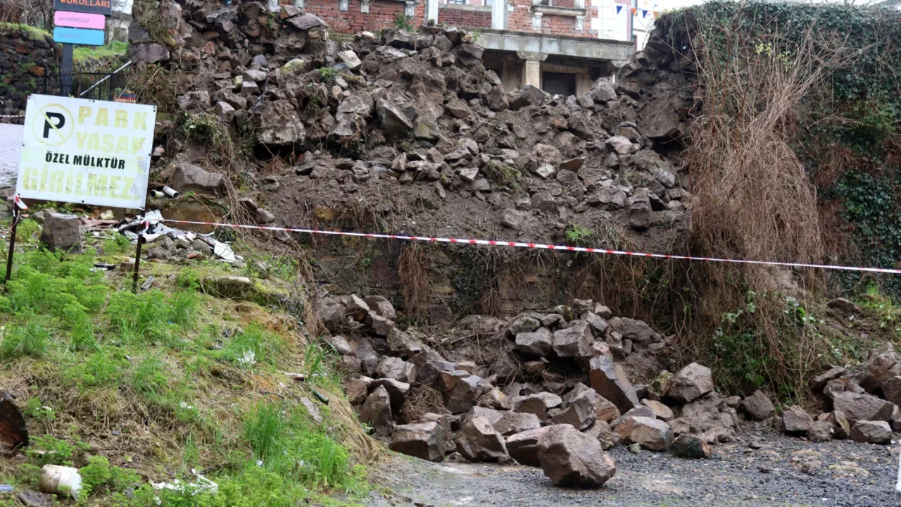 Ordu'da istinat duvarı çöktü: Park halindeki araçlar zarar gördü 