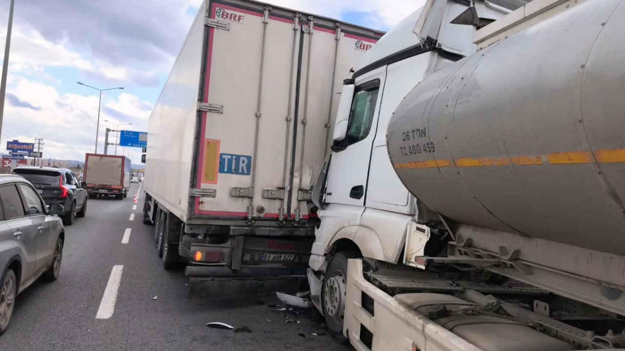 Bursa'da korkutan kaza: TIR'a çarpan tankerin sürücüsü yaralandı 