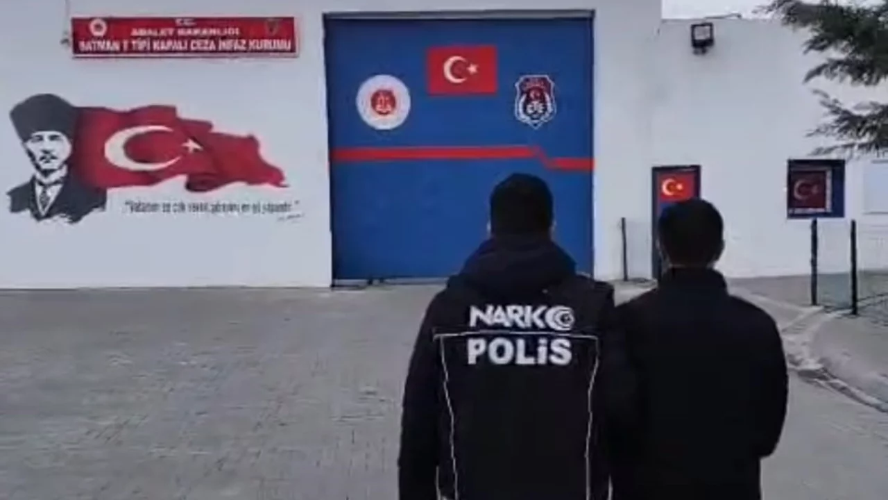 Siirt'te durdurulan ara&ccedil;ta 13 kilo kubar esrar ele ge&ccedil;irildi: 1 tutuklama