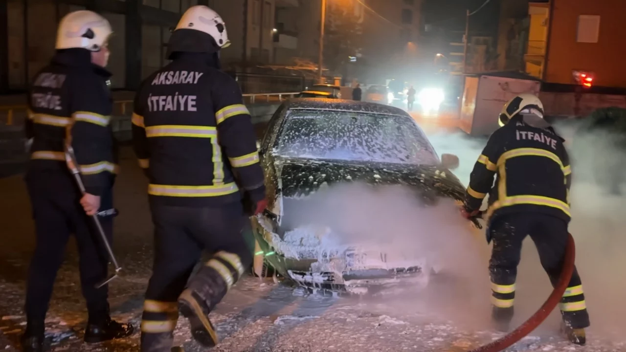 Alev alan araca antifiriz döküp söndürmeye çalıştı! Beklediği gibi olmadı...